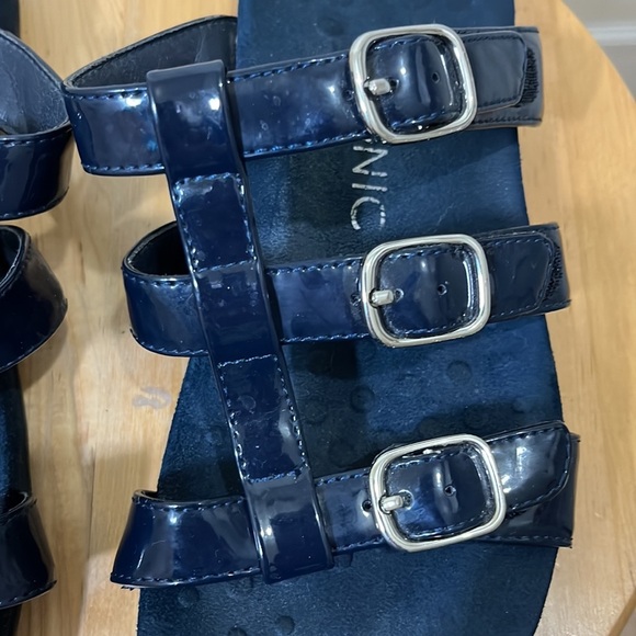Vionic navy blue patent leather sandals. Size 7 - Picture 2 of 6